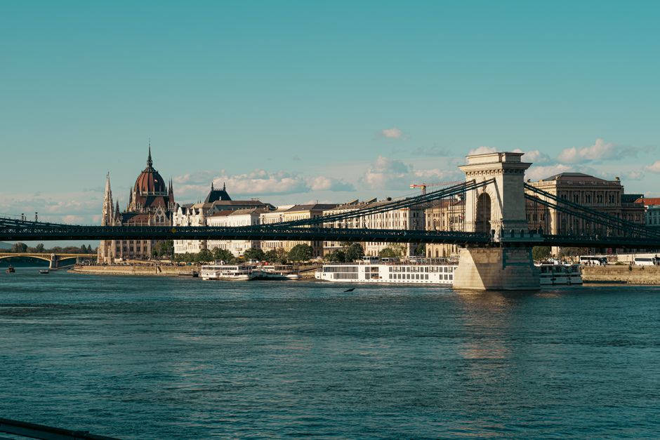 A picturesque view of the Chain Bridge in Budapest with the majestic Parliament in the background.